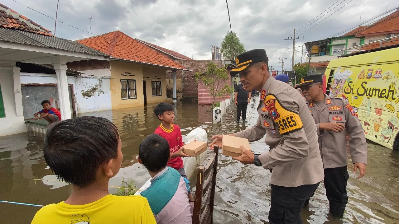 Polres Pasuruan Kota Evakuasi Warga Terdampak Banjir dan Beri Bantuan 1000 Nasi Kotak