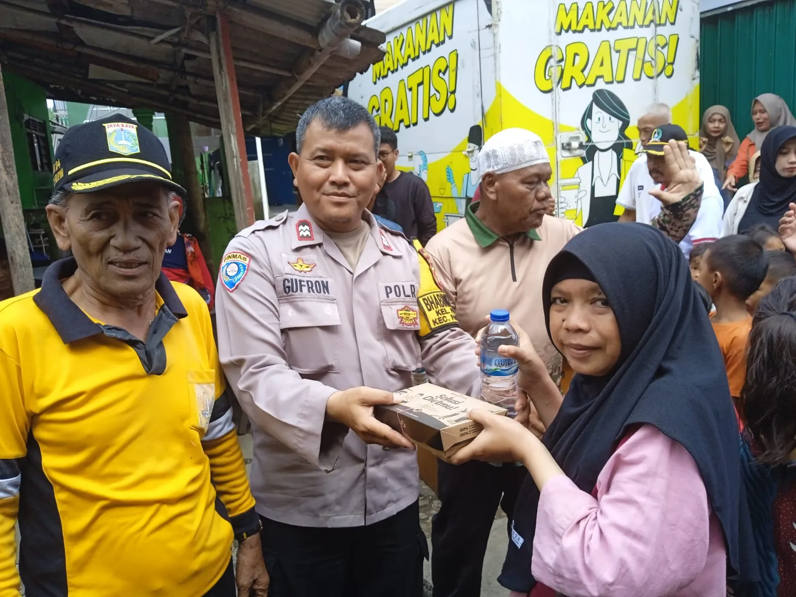 Polres Metro Jakarta Timur Bersama Polsek Pasar Rebo Gelar Bakti Sosial, Bagikan 250 Makanan Gratis Di Pasar Rebo.