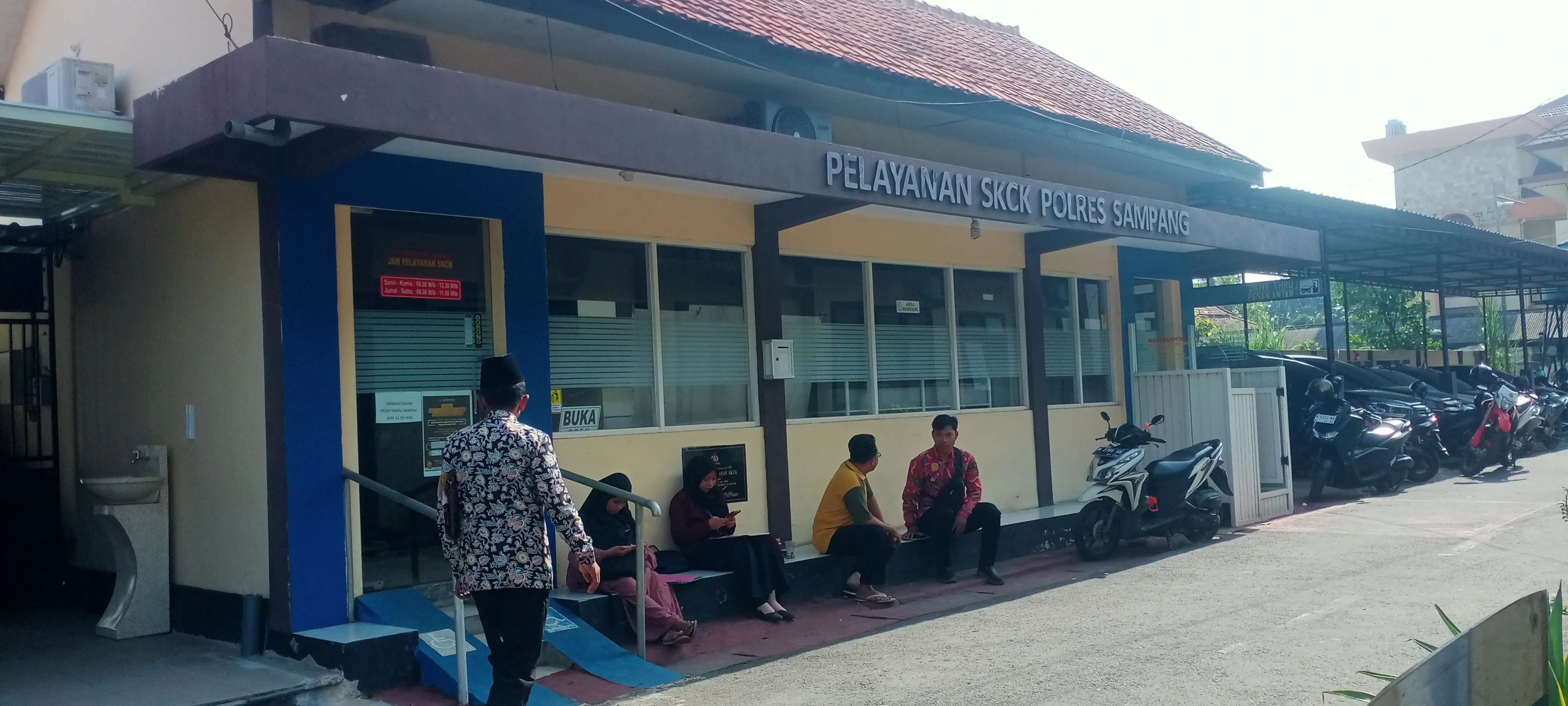 Petugas Sambut Dengan Ramah, Terkait Lonjakan Permohonan SKCK Baru Di Kepolisian Polres Sampang