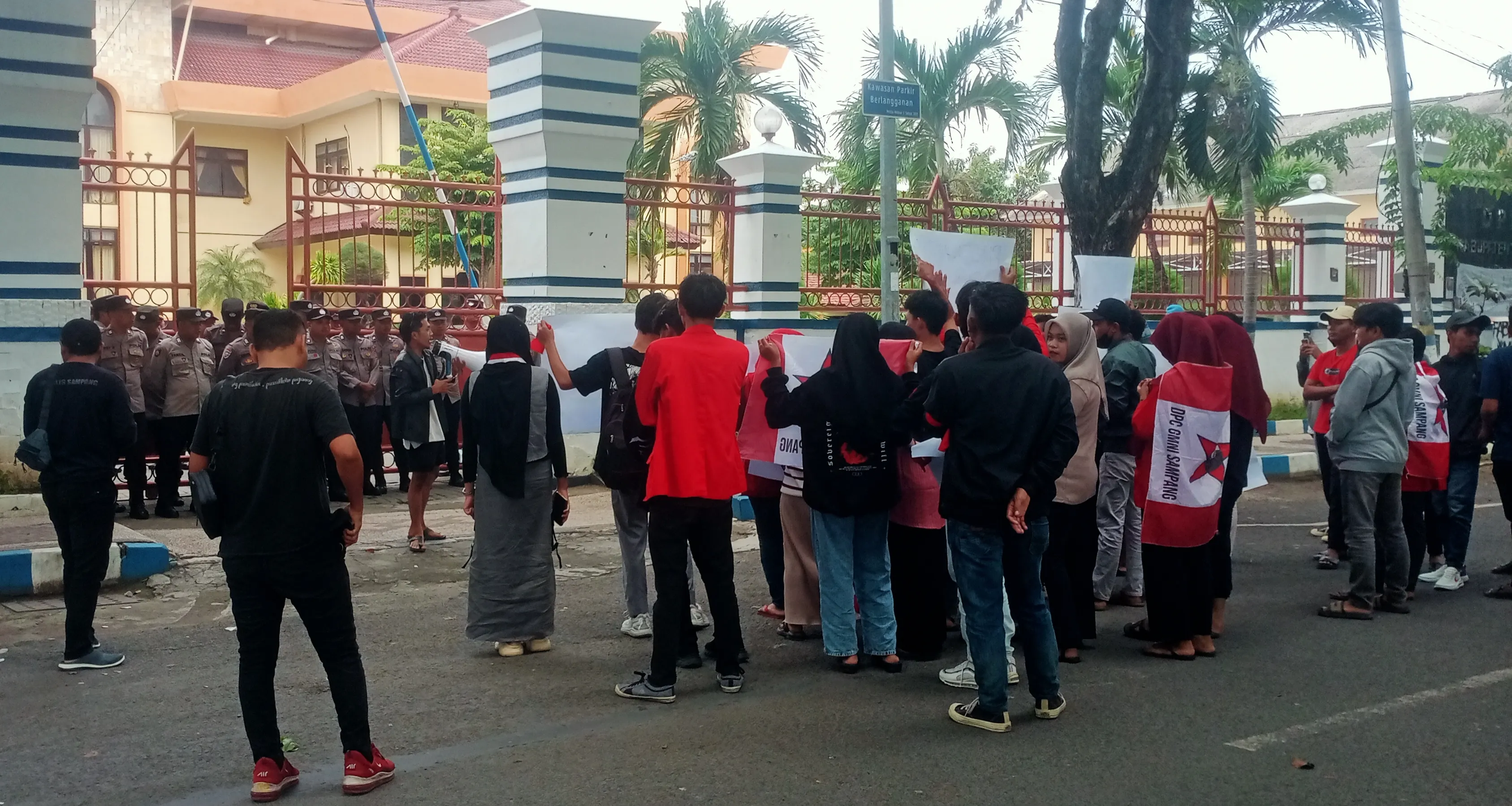 Aksi Penolakan Kenaikan PPN 12 Persen, Puluhan Mahasiswa Demo Depan DRPD Sampang