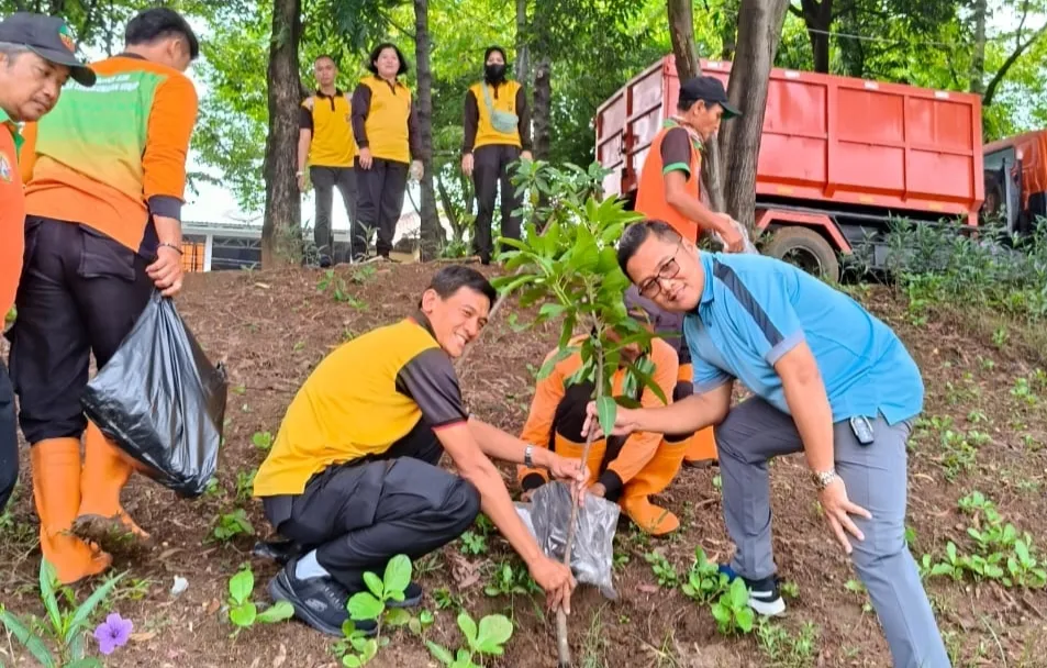 Tanam Puluhan Bibit Pohon : Jajaran Samapta Polres Metro Jakarta Timur Dukung Ketahanan Pangan