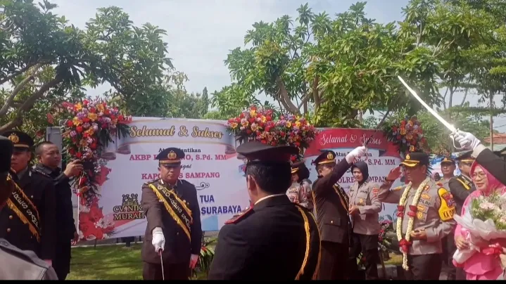 Kapolres Sampang Sambut Kedatangan Kapolres Baru Dengan Tradisi Pedang Pora