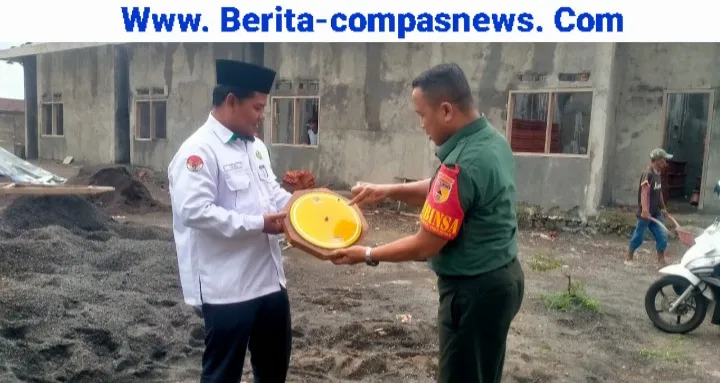 Babinsa Kademangan Lakukan Pendampingan Kalibrasi Arah Kiblat Pembangunan Musholla Ar - Rohman
