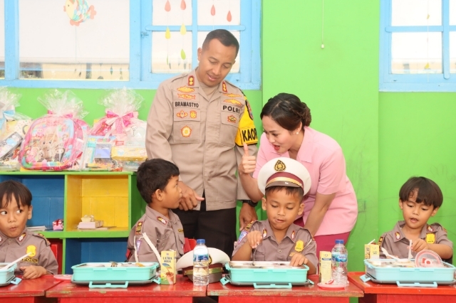 Cerianya Siswa TK Kemala Bhayangkari 42 Kota Kediri Mendapat Makan Bergizi Gratis