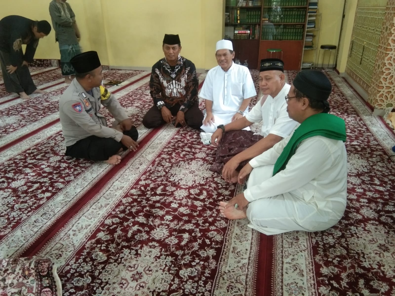 Bhabinkamtibmas Sholat Maghrib Berjamaah Dan Sampaikan Himbauan Kamtibmas.