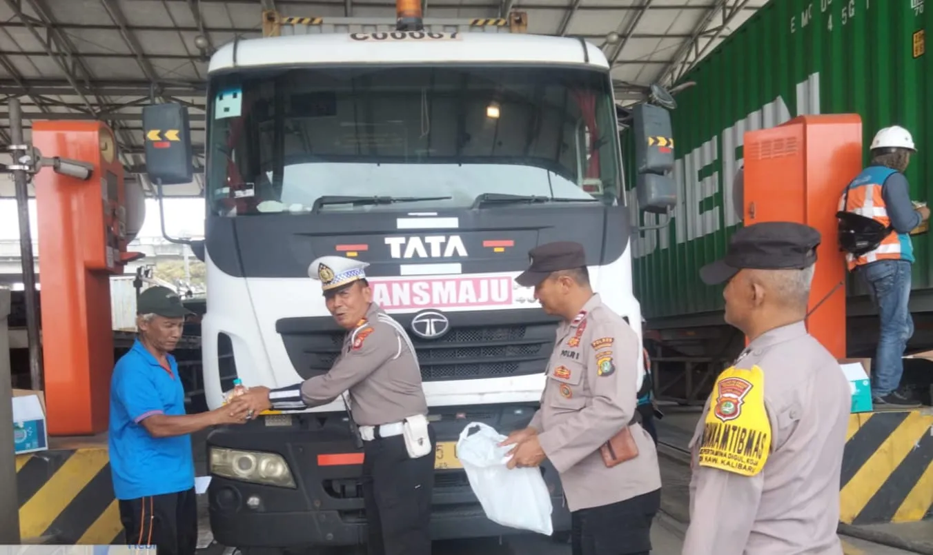 Kanitlantas Bagikan Snack Dan Air Mineral kepada Sopir, Saat Antrian Panjang.