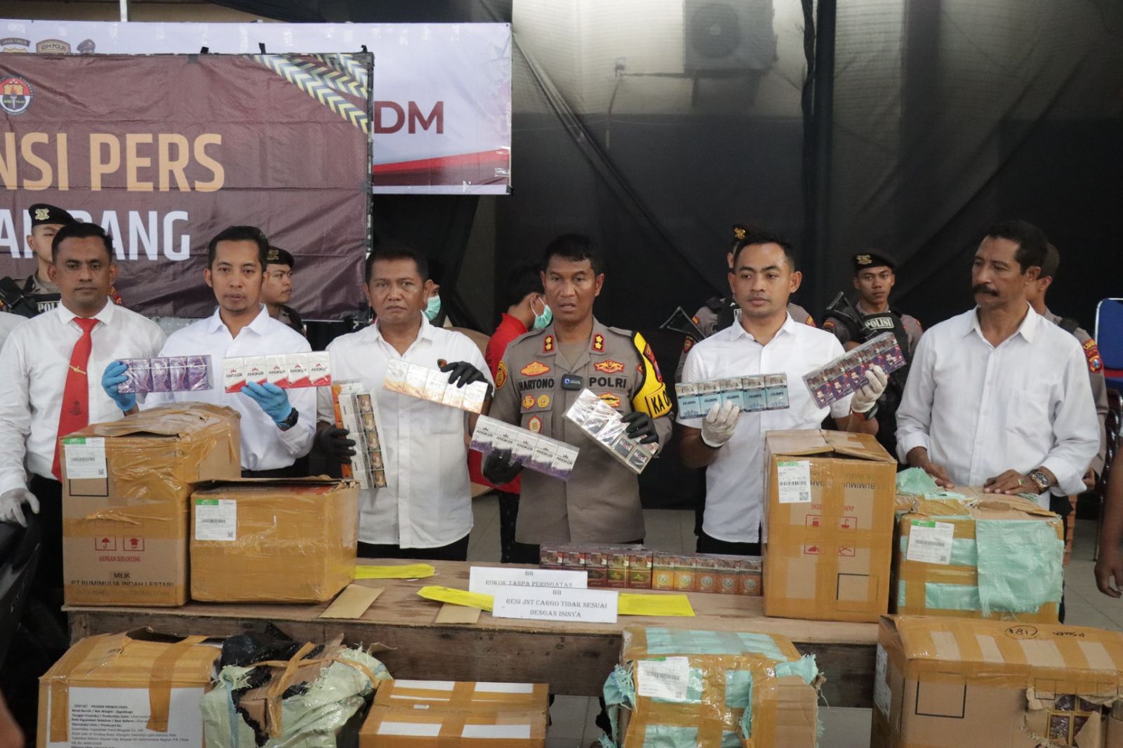 Kepolisian Resort Polres Sampang Gelar Konferensi Pers,Tindak Tegas Peredaran Rokok Non Cukai