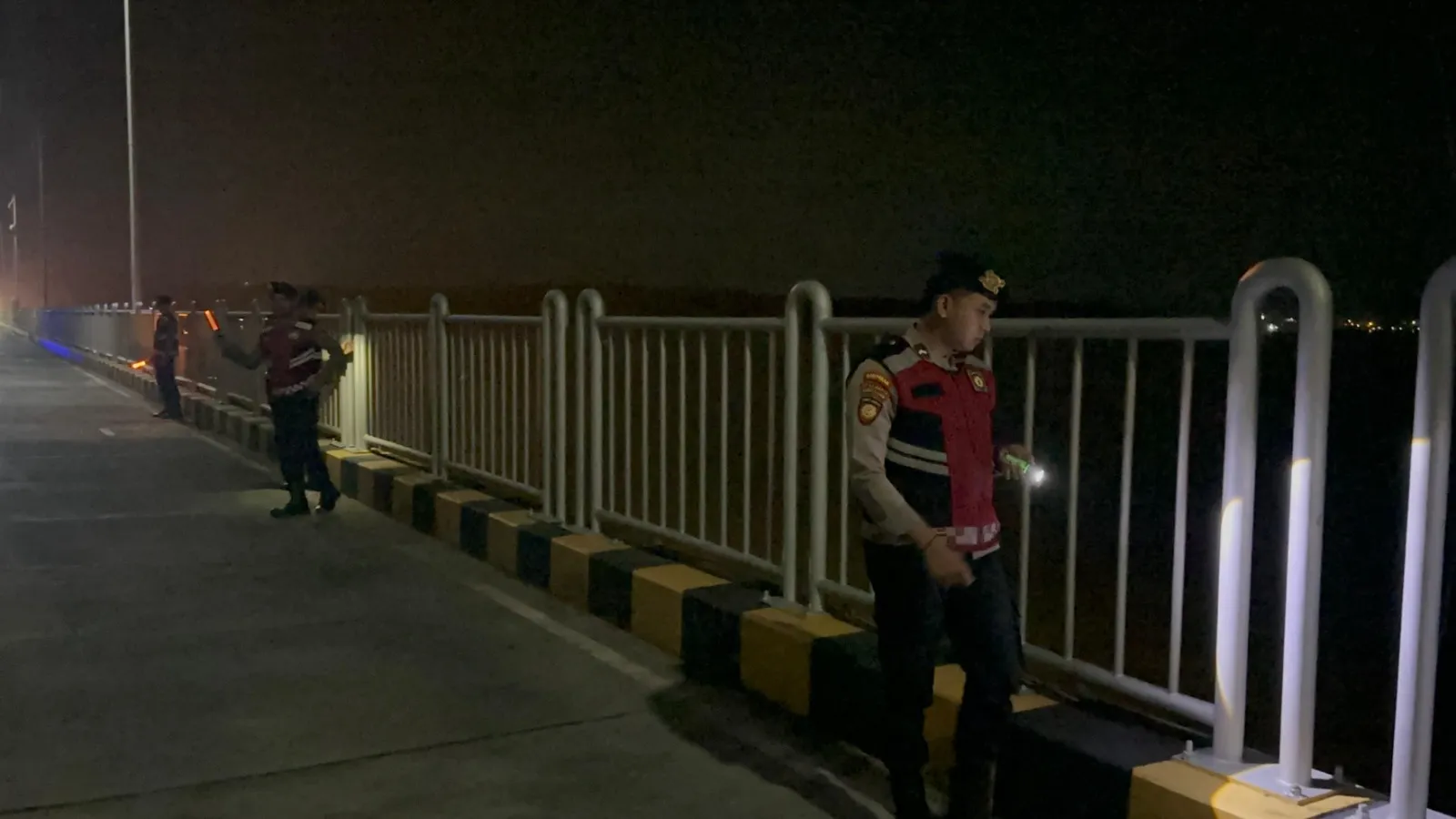 Hindari Benang Nilon Nyangkut di Suramadu, Samapta Polres Bangkalan Lakukan Patroli Benang di Sepanjang Jembatan Suramadu