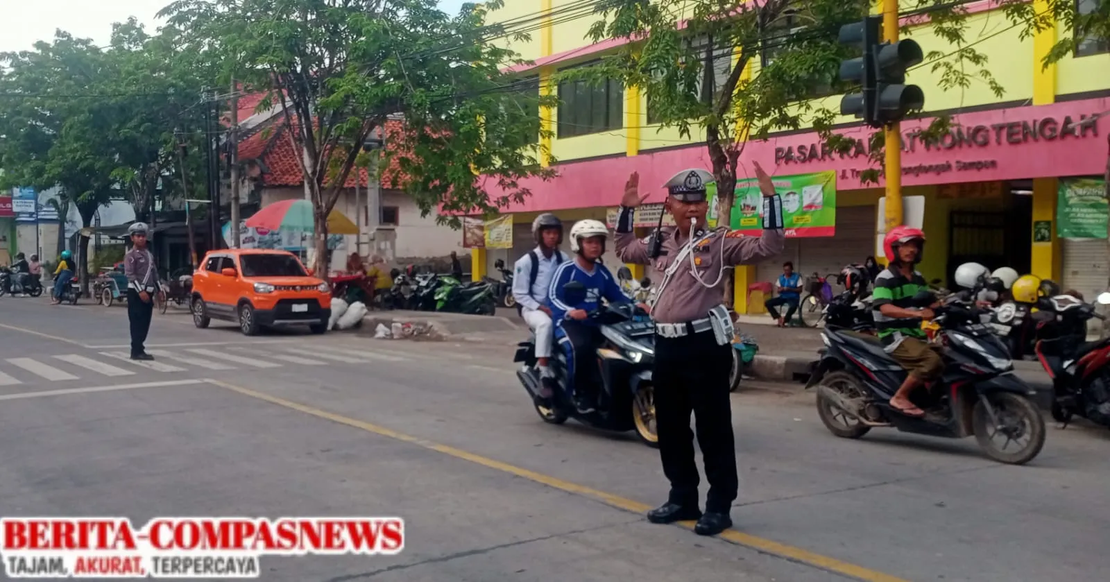 Laksanakan Arahan Kapolres, Unit Satlantas Polres Sampang Lalin Depan Pasar Rongtengah