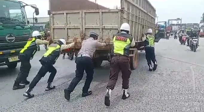 Aksi Heroik Polisi Dan Satpam, Kompak Dorong Truk Mogok.