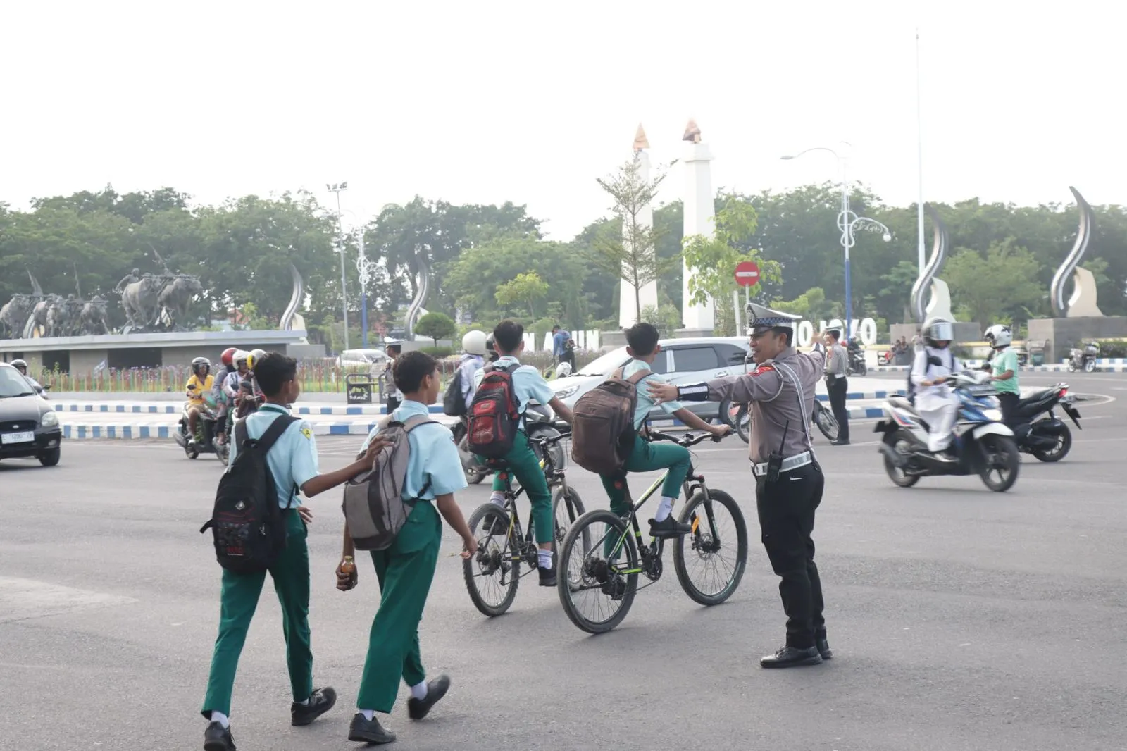 Arahan Kapolres Sampang Perintahkan 100 Anggotanya Jaga Jalan Saat Pagi Hari, Hindari Laka Lantas Pelajar Berangkat ke Sekolah
