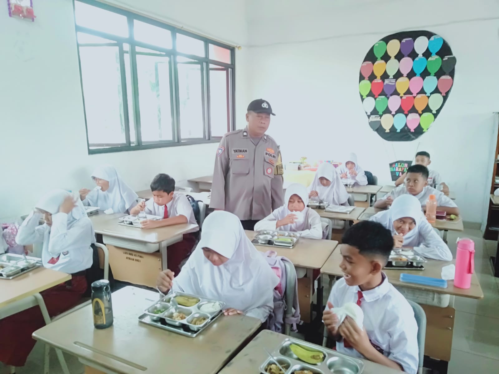Polsek Ciracas Kawal Pembagian Makanan Bergizi Gratis Untuk Ribuan Siswam