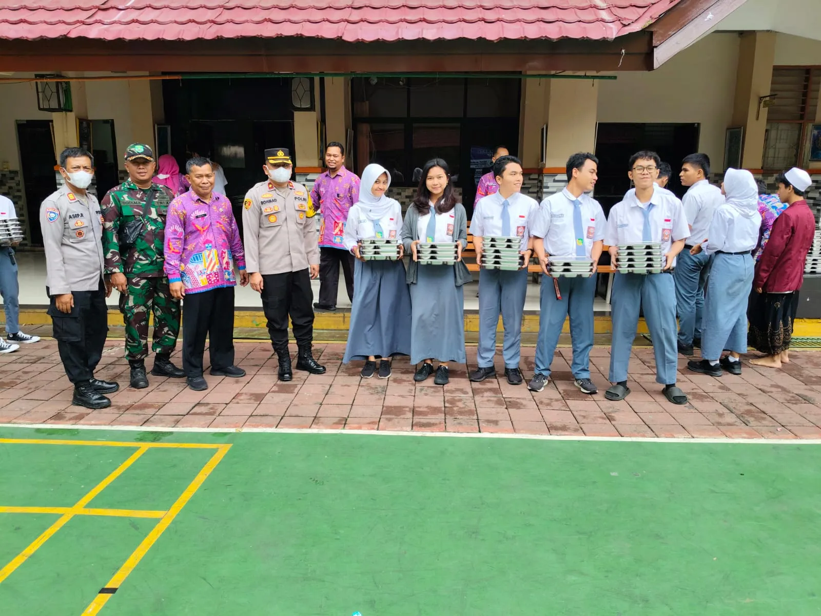 Polsek Ciracas Amankan Pemberian Makanan Bergizi Gratis untuk Siswa Di Wilayah Ciracas Jakarta Timur.