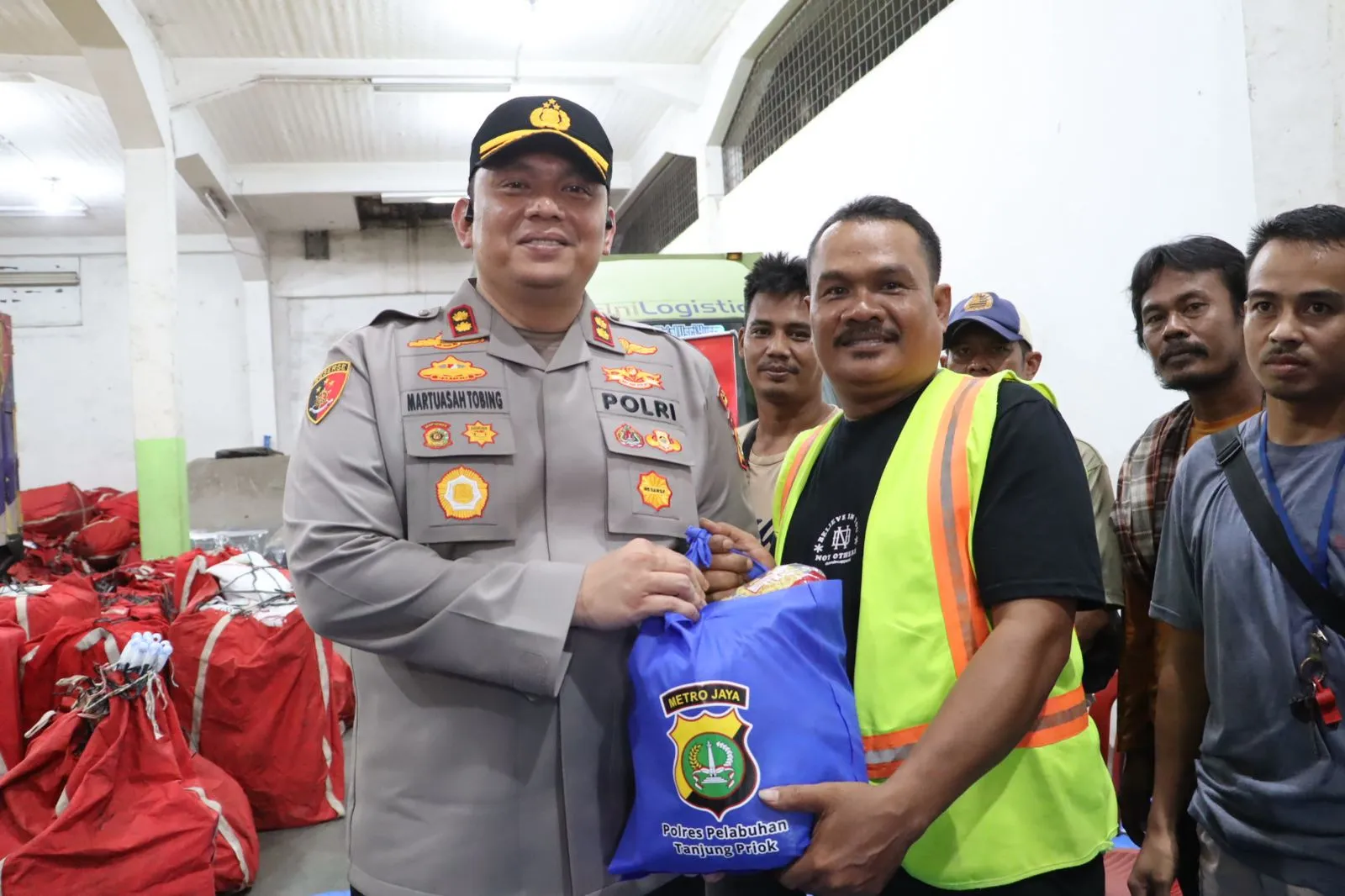 Kapolres Pelabuhan Tanjung Priok Gelar Jumat Curhat dan Beri Sembako.