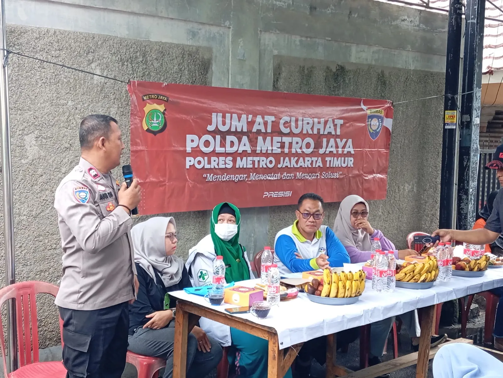 Bhabinkamtibmas Ciracas Gelar Jumat Curhat, Warga Diajak Dialog.