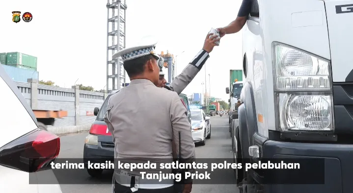 Jumat Berkah, Satlantas Polres Pelabuhan Tj Priok, Berbagi Makan Gratis.