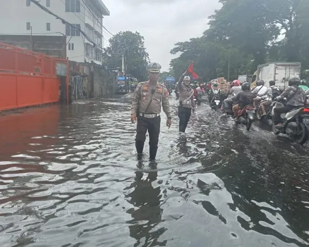 Respon Cepat Kasat Lantas Jakbar,Dalam Pengaturan Lalin Di Dan Mogot.