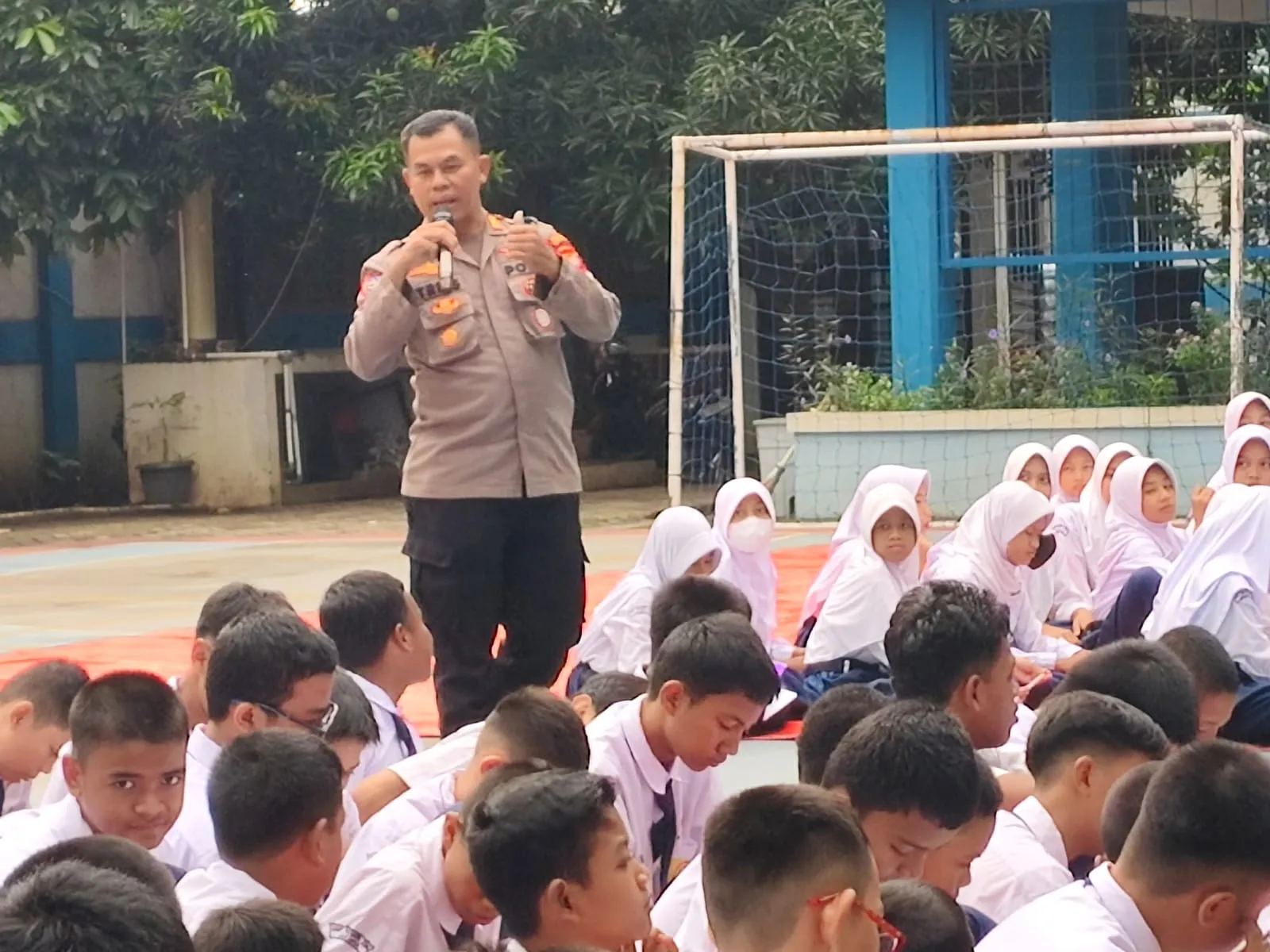 Senin Pintar Polsek Cakung Gelar Penyuluhan Di SMPN 236 Jakarta: Cegah Perundungan Dan Tawuran.