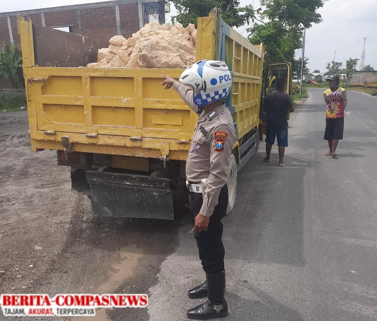 Banyaknya Truck Pengangkut Galian C Melintas Tampa Pengaman, Bahayakan Pengguna Pengendara Lain