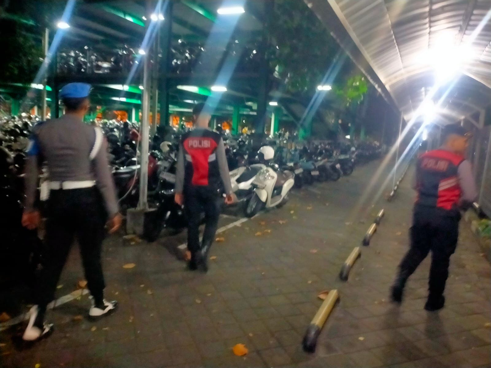 Personil Polres Bandara Ngurah Rai Sisir Tempat Parkir, Antisipasi Curanmor