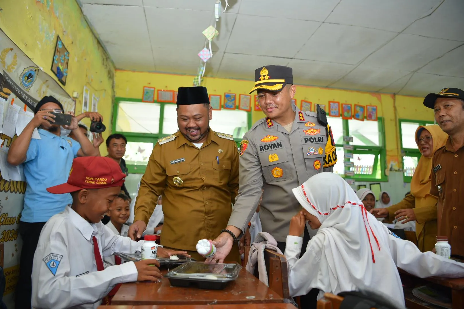 Kapolres Gresik dan Bupati Berbagi Makan Bergizi Untuk Pelajar Sekolah Dasar