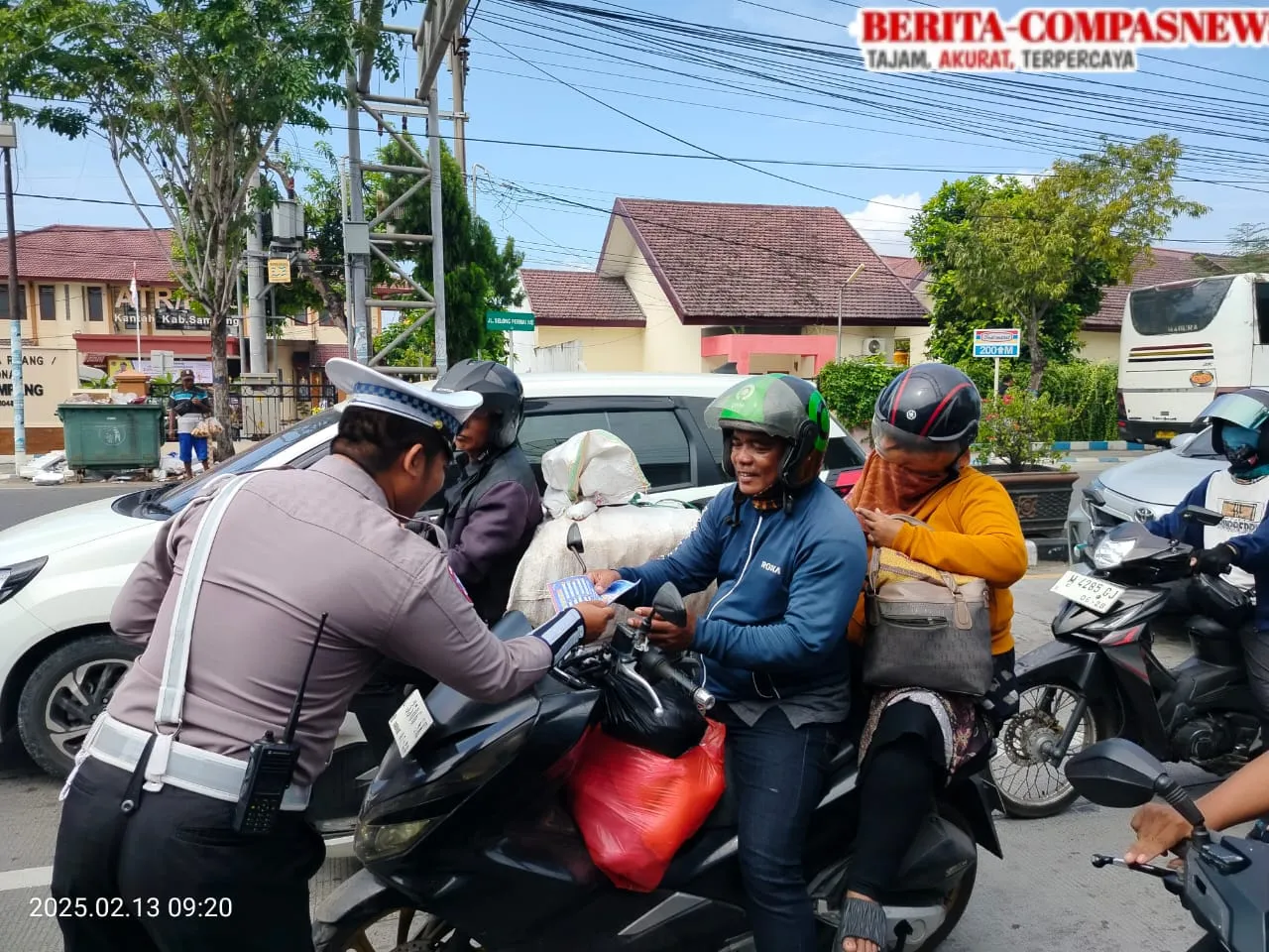 Operasi Keselamatan Semeru 2025 Resmi Dimulai: Satlantas Polres Sampang Sosialisasi dan Pembagian Brosur ke Pengguna Jalan
