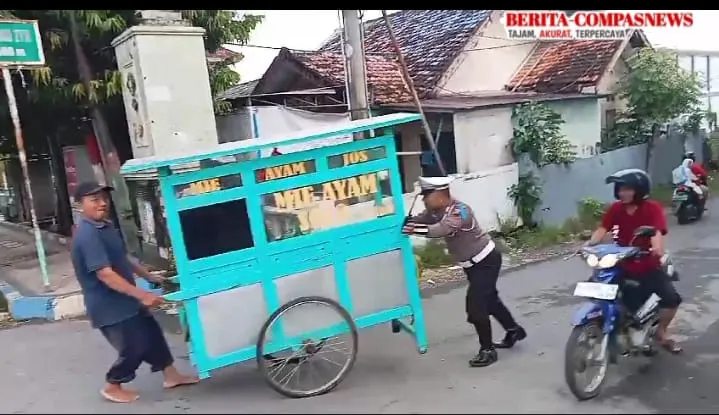 Aksi Heroik Personil Satlantas Polres Sampang, Bantu Dorong Gerobak pedagang
