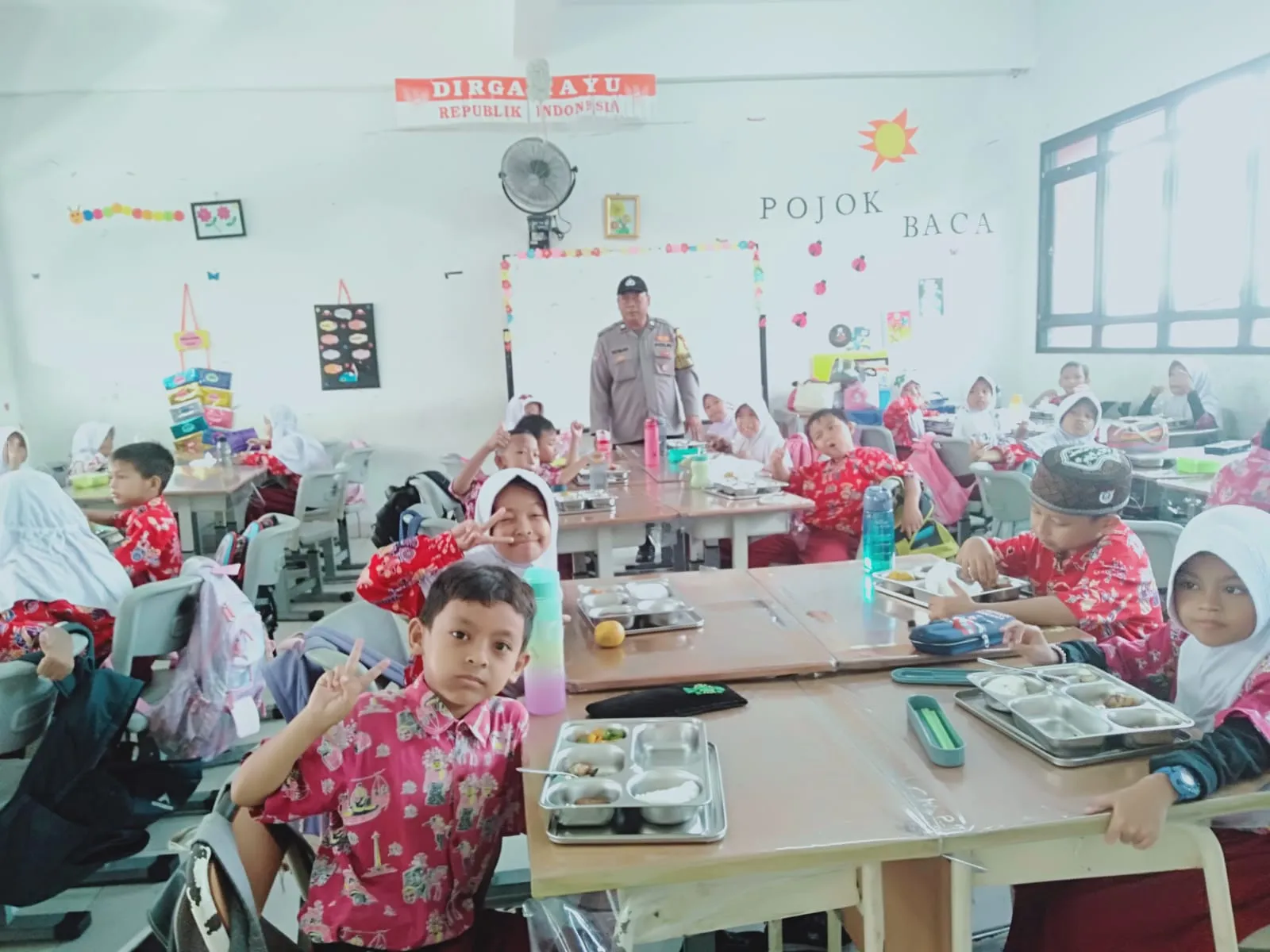 Polsek Ciracas Amankan Pemberian Makanan Bergizi Gratis Di Wilayah Susukan.