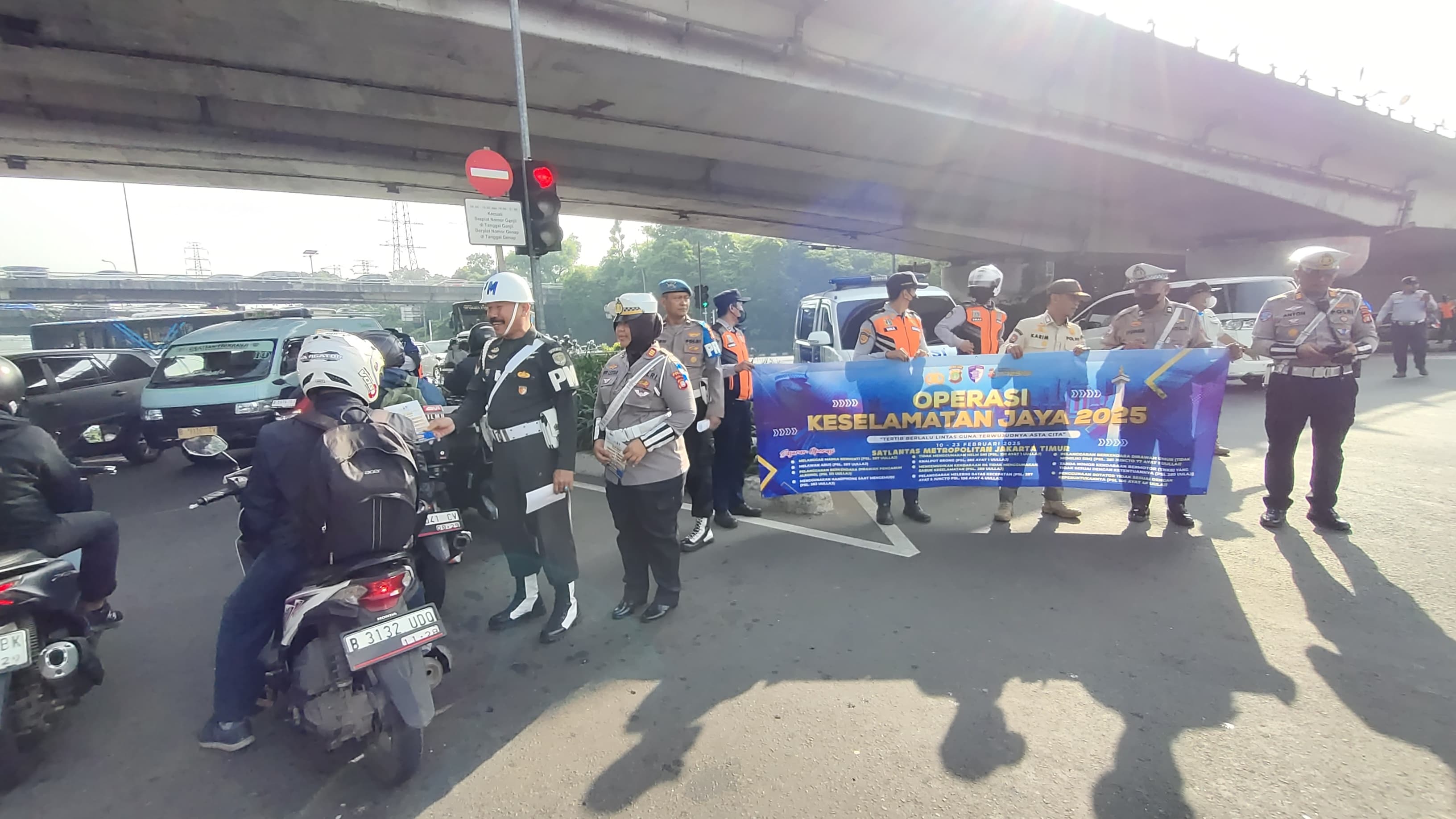 Operasi Keselamatan Jaya 2025 Polres Jakarta Timur Sosialisasikan Tertib Lalu Lintas Di TL Halim Baru.