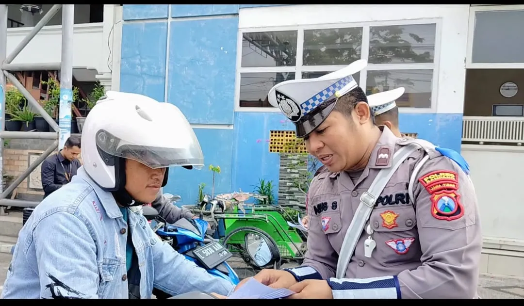 Tanda Sayang Polisi Bangkalan, Bagikan Cokelat dan Bunga Bagi Pengendara Tertib Berlalulintas