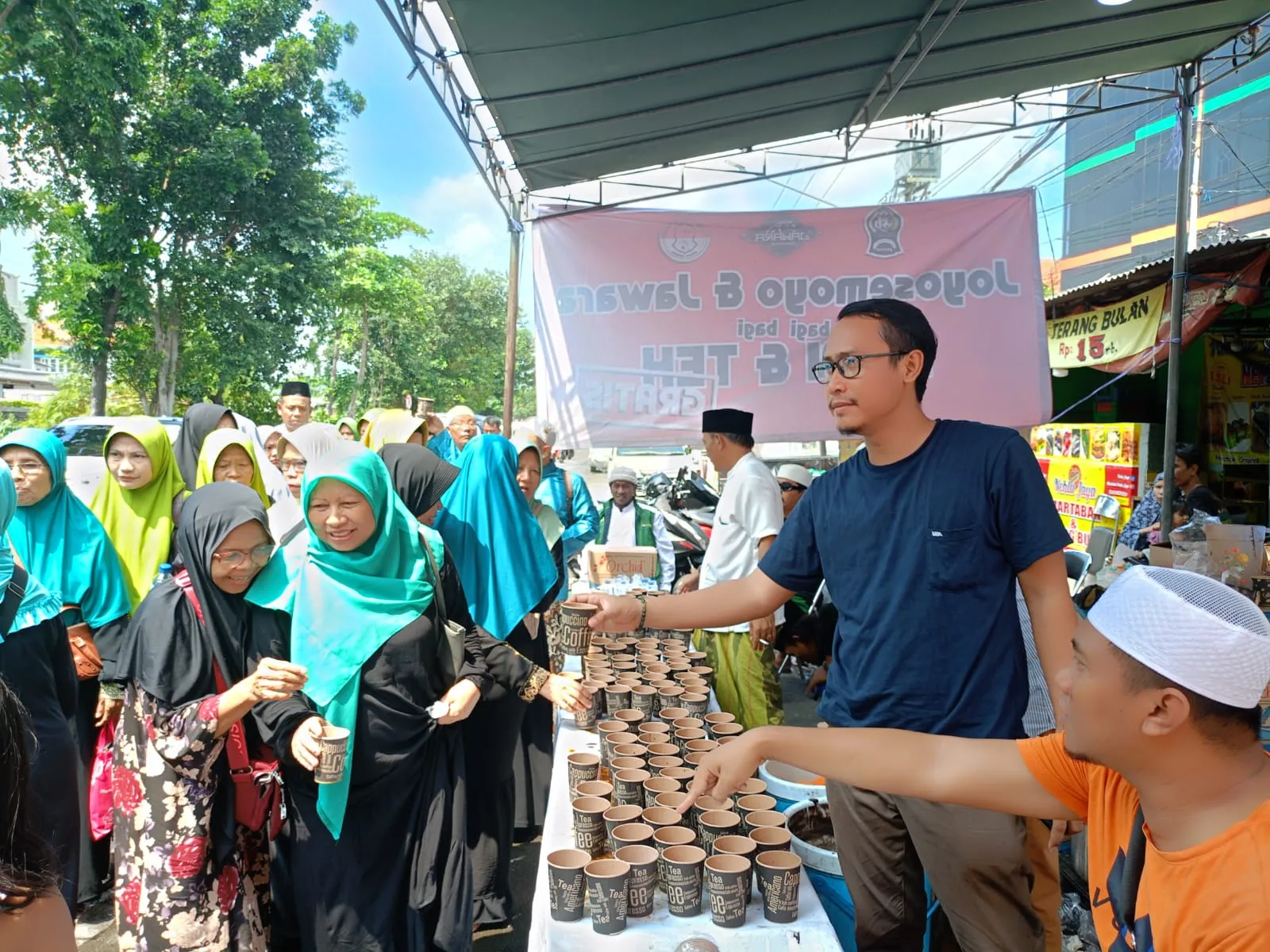 Peringatan Haul Agung Sunan Ampel ke-548 Raden Rahmat, Tiga Ormas Bagikan Kopi Teh Serta Pop Mie Gratis ke Para Jama'ah