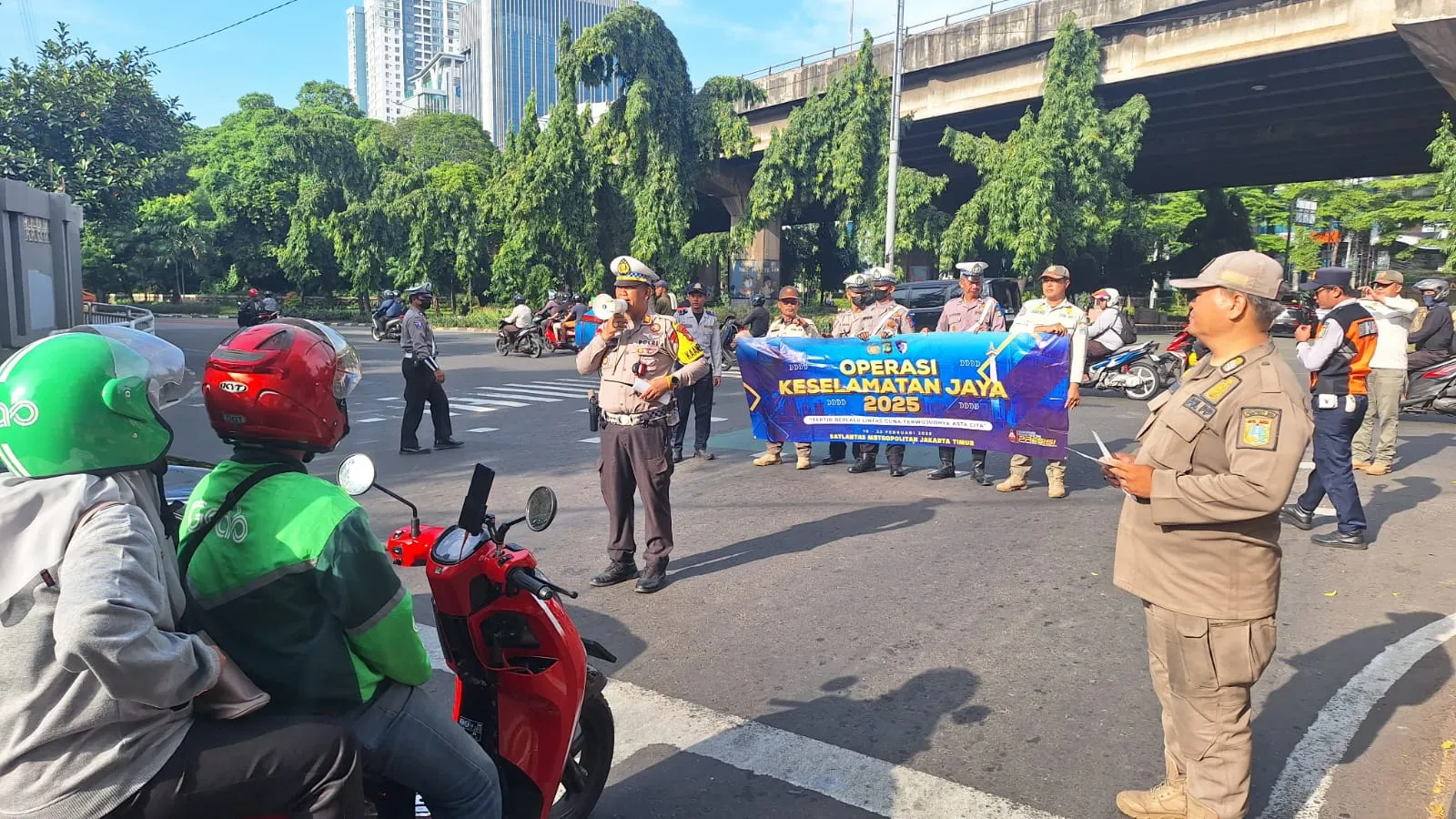 Sosialisasi Kamseltibcarlantas Dalam Operasi Keselamatan Jaya 2025 Di Jakarta Timur.