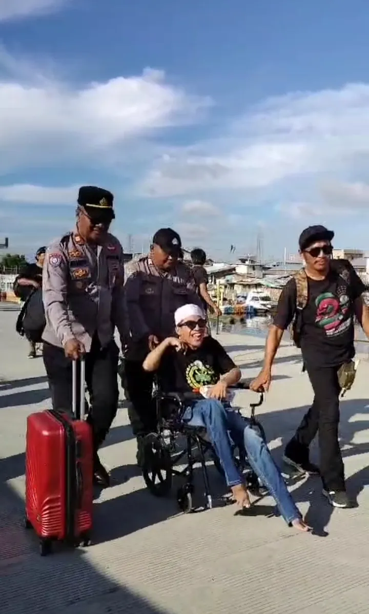 Pelayanan Sepenuh Hati Bhabinkamtibmas Muara Angke, Bantu Anak Disabilitas Naik Kapal.