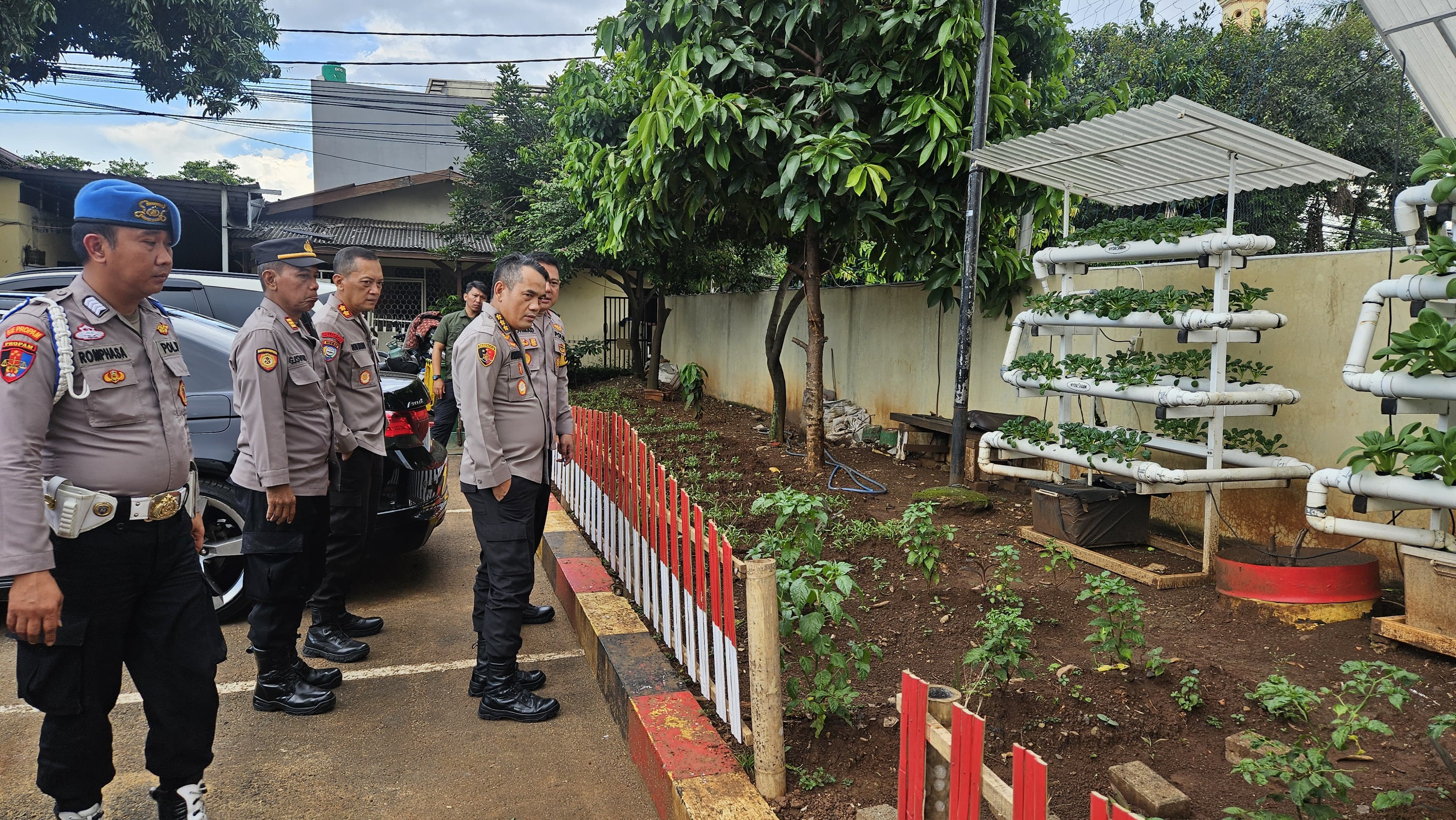 Wakapolres Metro Jakarta Timur Tinjau Kesiapan Hidroponik Di Polsek Ciracas Dukung Program Ketahanan Pangan.