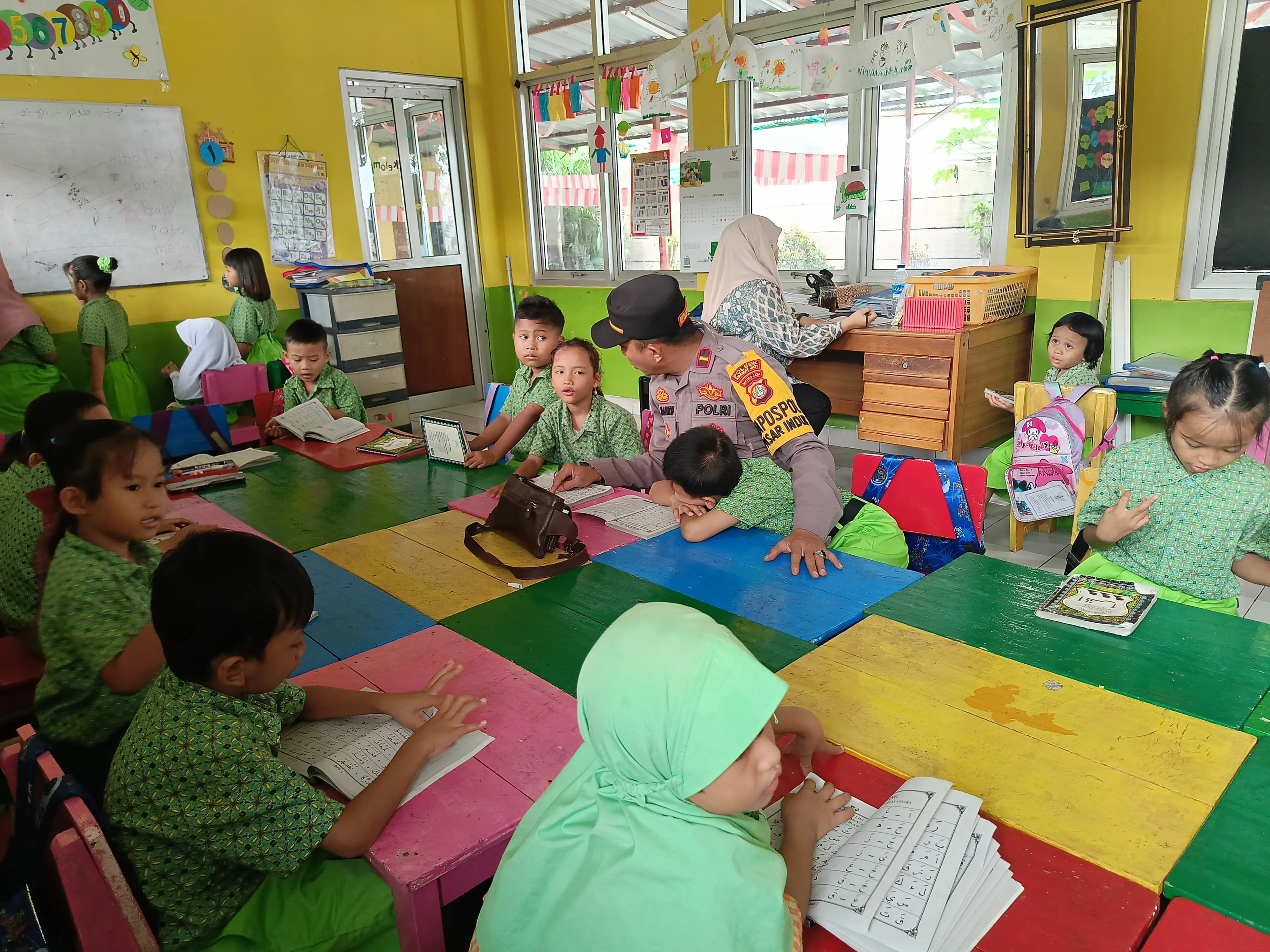 Polsek Kramat Jati Gelar Kegiatan Mengaji Dan Menulis Arab Untuk Anak-anak Pasar Induk.