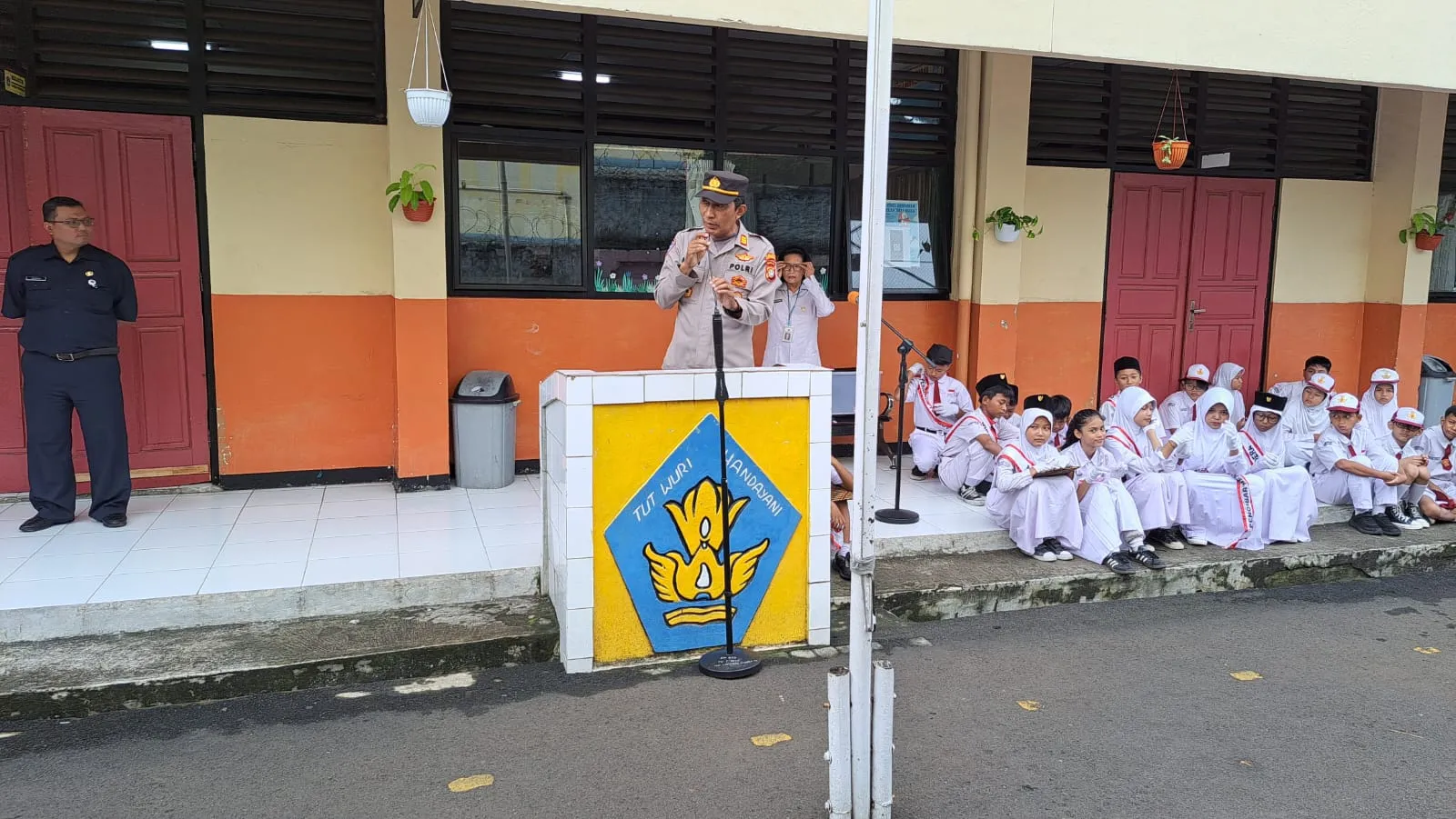 Polsek Jatinegara Laksanakan Program Senin Pintar, Berikan Pembinaan kepada Pelajar SDN Cipinang Muara 04.