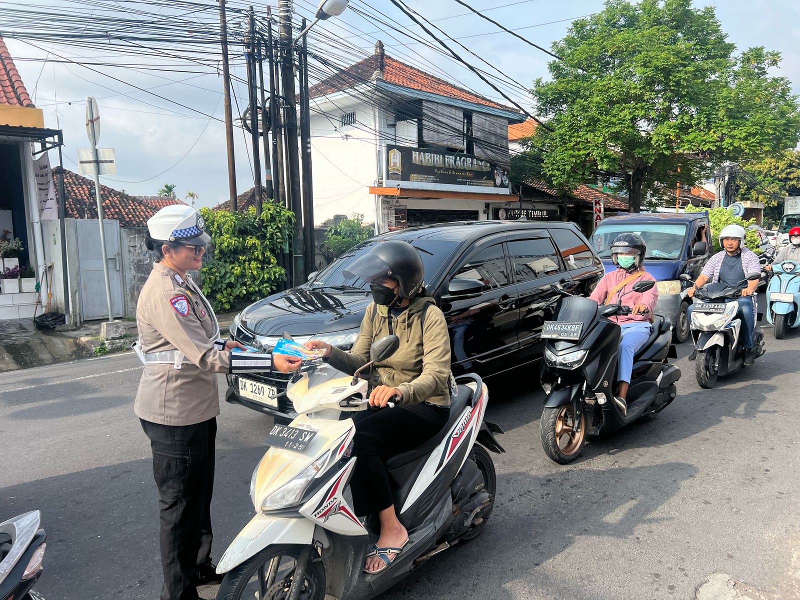 Bagikan Brosur dan Sosialisai, Polda Bali Ajak Masyarakat Tertib Lalu Lintas