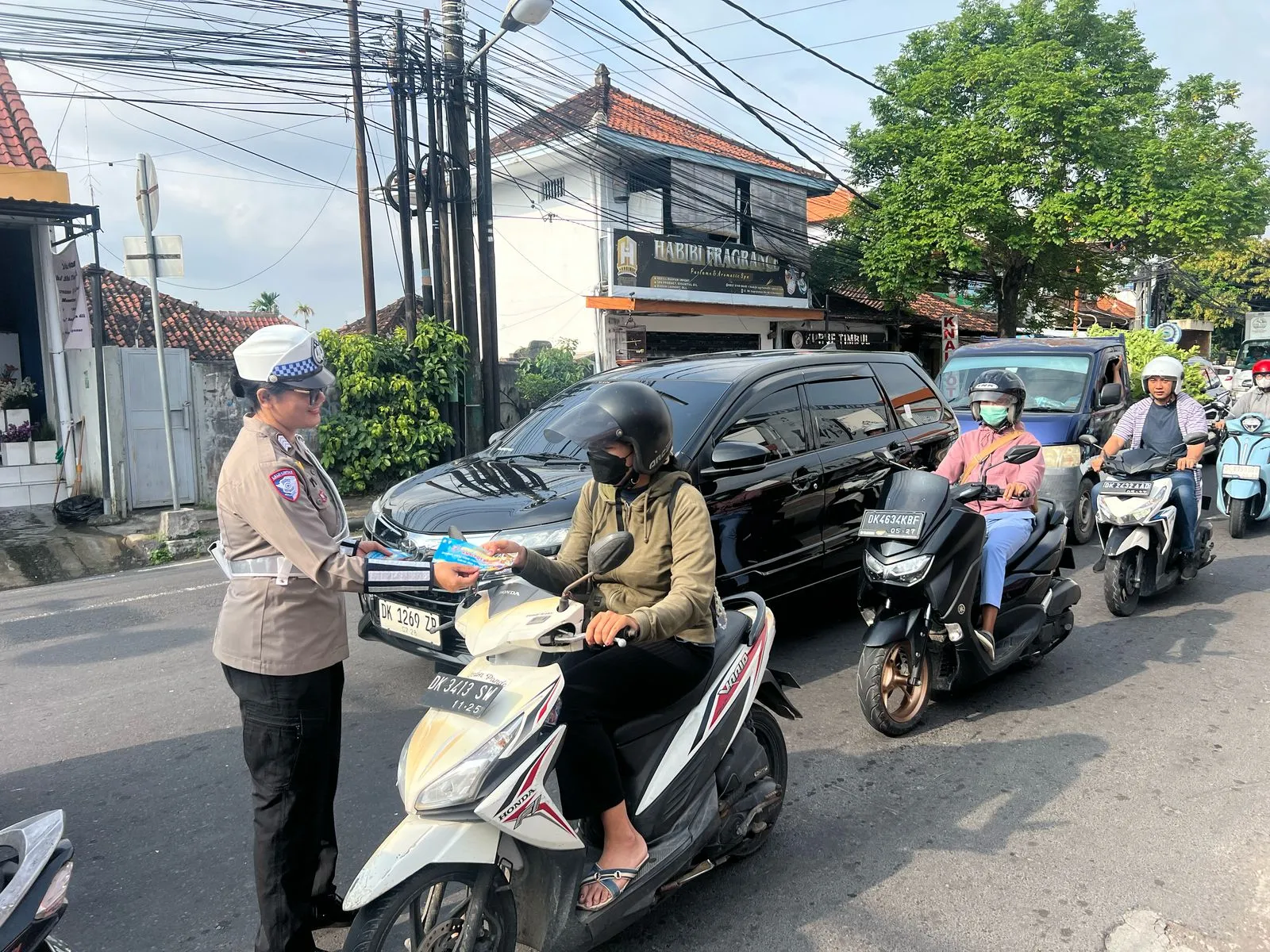 Bagikan Brosur dan Sosialisai, Polda Bali Ajak Masyarakat Tertib Lalu Lintas