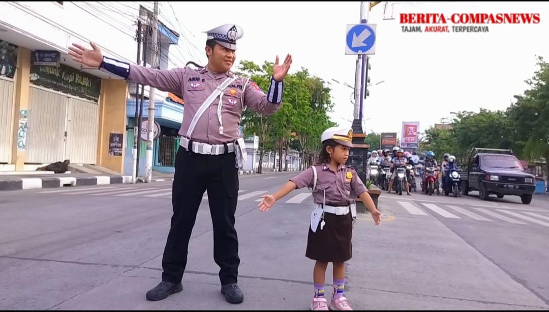 Polisi Sahabat Anak, Satlantas Polres Sampang Berikan Materi Gerakan Pengaturan Lalu Lintas