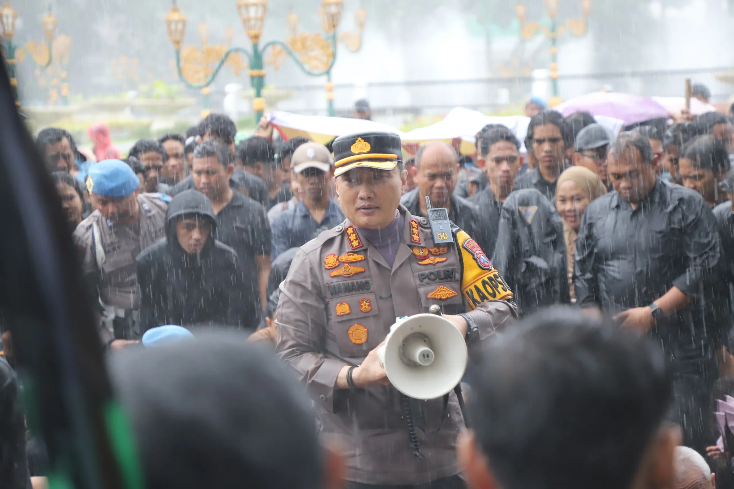 Momen Kapolresta Malang Kota Basah Kuyup, Duduk Bersila Ngobrol Bareng Mahasiswa Saat Suarakan Aspirasi