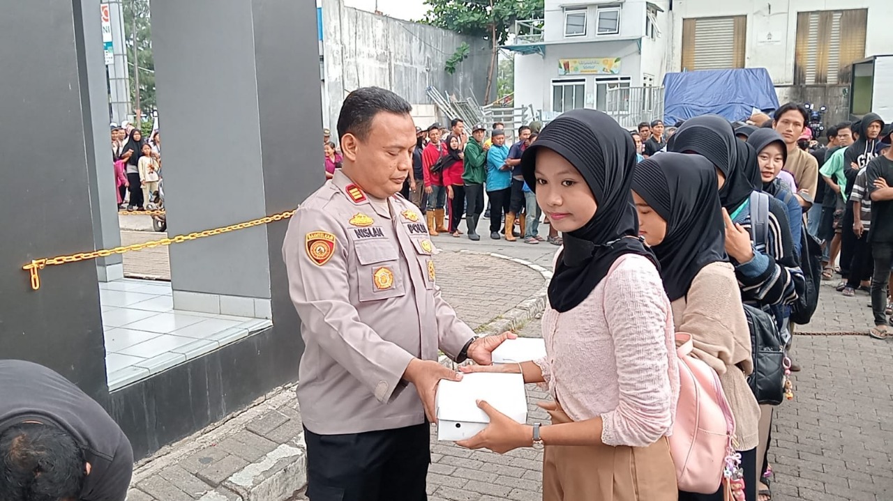 Berbagi Kebahagiaan Di Hari Jumat Yang Mulia.