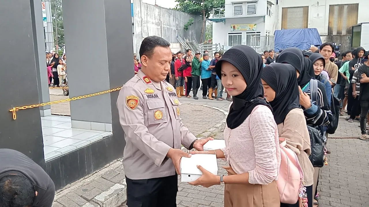Berbagi Kebahagiaan Di Hari Jumat Yang Mulia.