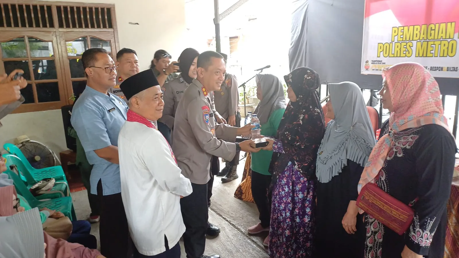 Polres Metro Jakarta Timur Laksanakan Giat Peduli Dengan Pembagian Makan Gratis di Ciracas.