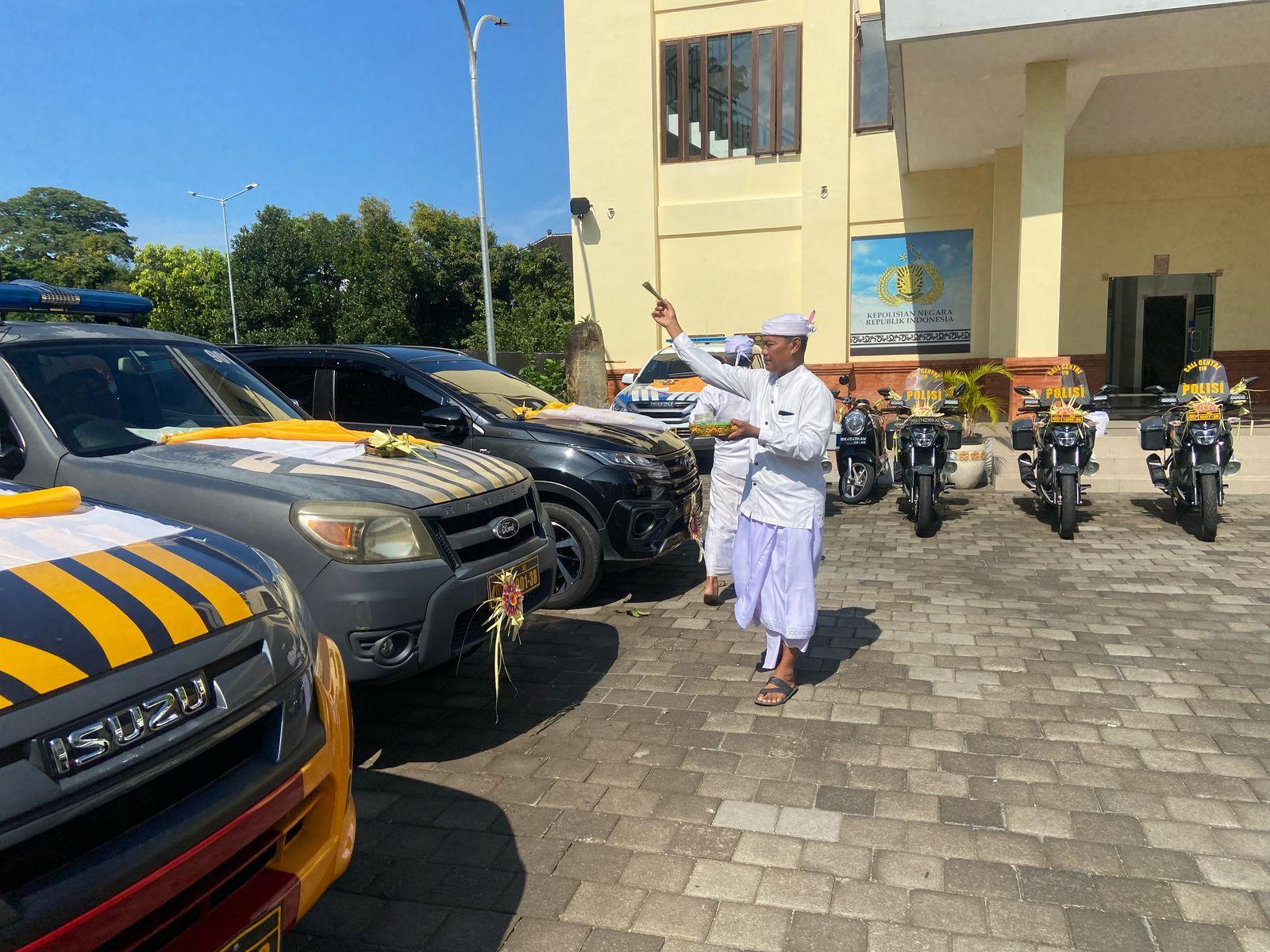 Polres Bandara Ngurah Rai Gelar Persembahyangan Hari Tumpek Landep