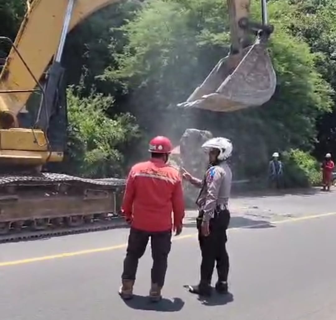 Kapolres Probolinggo Datangi Lokasi Pastikan Penyebab Jatuhnya Batu Besar di Jalan Raya Paiton