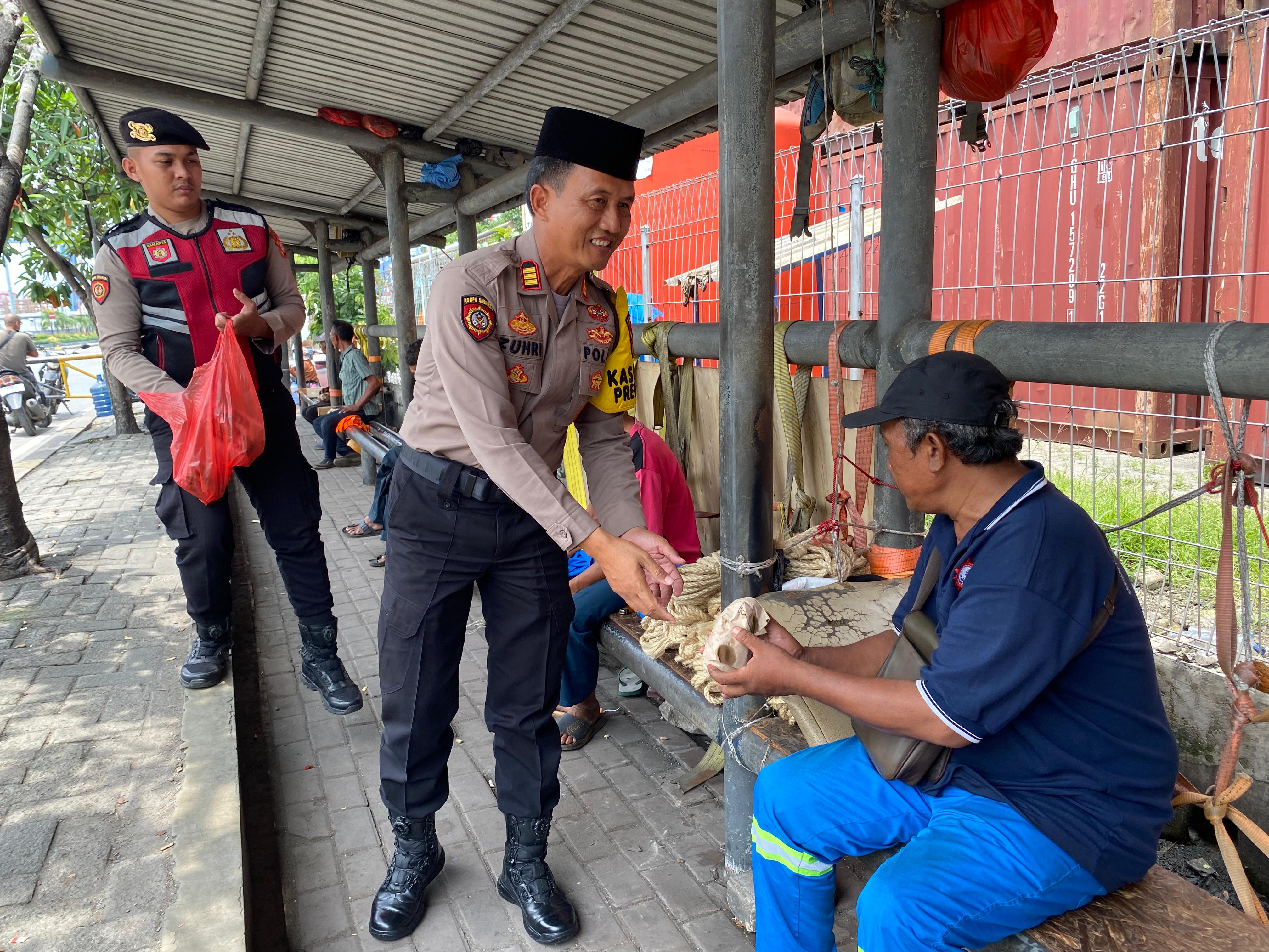 Sedekah Sebagai Wujud Syukur, Satsamapta Bagikan Sarapan Gratis, Untuk Petugas Kebersihan, Ojeg Dan Buruh.