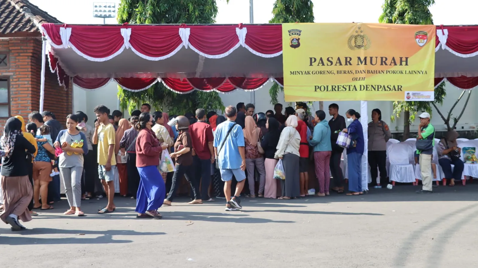 Pasar Murah Polresta Denpasar, Warga Antusias Membeli Kebutuhan Pokok