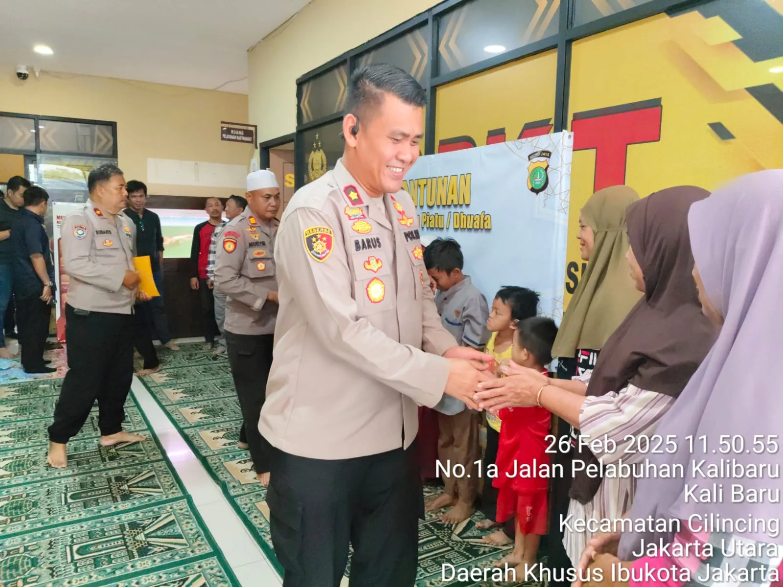 Kapolsek Kawasan Kali Baru Membahagiakan Anak Yatim Piatu.