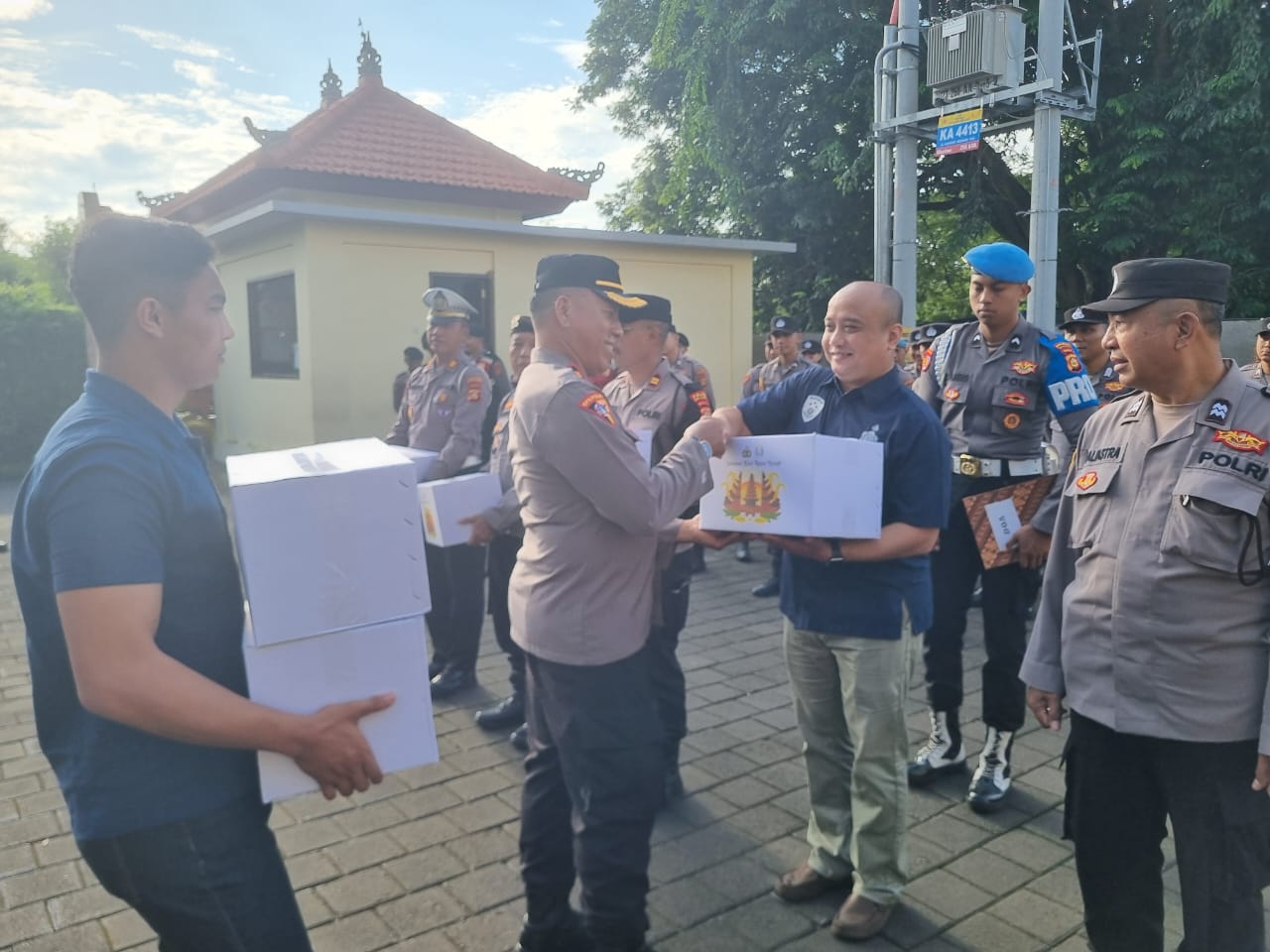 Personil Polres Bandara Ngurah Rai Terima Bingkisan Nyepi Dari Kapolda Bali