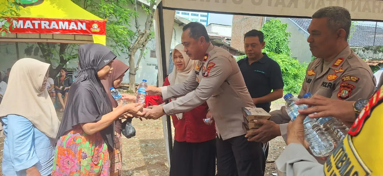 Polsek Matraman Bagikan 300 Paket Makan Gratis Untuk Warga